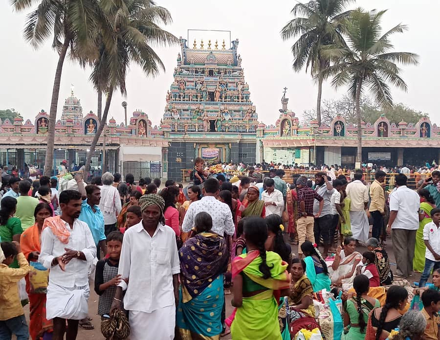 ಕೊಪ್ಪಳ ತಾಲ್ಲೂಕಿನ ಹುಲಿಗಿಯ ಹುಲಿಗೆಮ್ಮ ದೇವಿ ದರ್ಶನಕ್ಕೆ ಬರುವ ಭಕ್ತರ ನೋಟ   