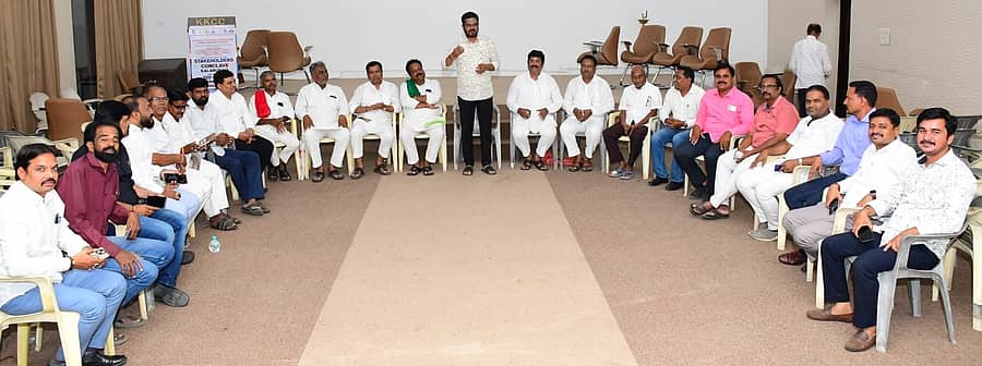 ಕಲಬುರಗಿ ಬಂದ್‌ ಕುರಿತು ಶನಿವಾರ ಆಯೋಜಿಸಿದ್ದ ಸಭೆಯಲ್ಲಿ ಕೆಕೆಸಿಸಿಐ ಅಧ್ಯಕ್ಷ ಶರಣಬಸಪ್ಪ ಪಪ್ಪಾ ಮಾತನಾಡಿದರು. ವಿವಿಧ ಸಂಘಟನೆಗಳ ಪ್ರತಿನಿಧಿಗಳು, ರೈತ ಮುಖಂಡರು ಭಾಗವಹಿಸಿದ್ದರು