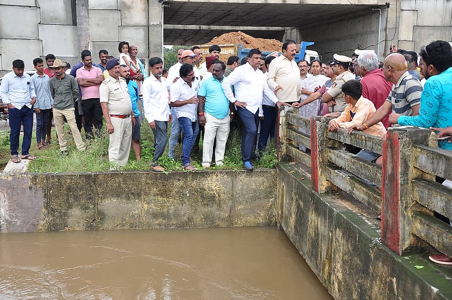 ‌‌ಮಂಡ್ಯ ನರಗದ ಮೂರನೇ ವಾರ್ಡಿನ ಕೆಎಚ್‌ಬಿ ಬಡಾವಣೆಯ ಕೆರೆ ಅಂಗಳದಲ್ಲಿ ಮಳೆಯಿಂದ ಹಾನಿಯಾಗಿರುವ ಪ್ರದೇಶಕ್ಕೆ ಜಿಲ್ಲಾ ಉಸ್ತುವಾರಿ ಸಚಿವ ಎನ್‌.ಚಲವರಾಯಸ್ವಾಮಿ, ಶಾಸಕ ಪಿ.ರವಿಕುಮಾರ್‌ ಅವರು ಭೀಟಿ ನೀಡಿ ಪರಿಸ್ಥಿತಿ ಅವಲೋಕಿಸಿದರು. ಜಿಲ್ಲಾಧಿಕಾರಿ ಕುಮಾರ, ಜಿ.ಪಂ.ಸಿಇಒ ಕೆ.ಆರ್‌.ನಂದಿನಿ ಪಾಲ್ಗೊಂಡಿದ್ದರು