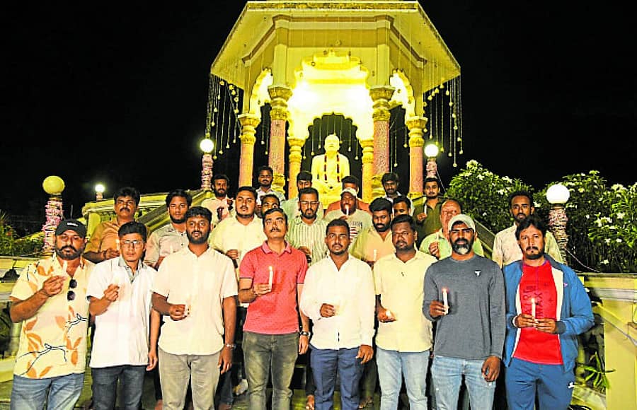 <div class="paragraphs"><p>ಮೈಸೂರಿನ ಆಂದೋಲನ ವೃತ್ತದ ರಾಮಕೃಷ್ಣ ಪರಮಹಂಸ ಪುತ್ಥಳಿಯ ಬಳಿ ಸಂಪತ್‌ ಸ್ನೇಹ ಬಳಗದ ಸದಸ್ಯರು ಮೋಂಬತ್ತಿ ಬೆಳಗಿ ಶುಕ್ರವಾರ ಹತ್ಯೆಯಾದ ಬಾಲಕಿಗೆ ಶ್ರದ್ಧಾಂಜಲಿ ಸಲ್ಲಿಸಿದರು</p></div>