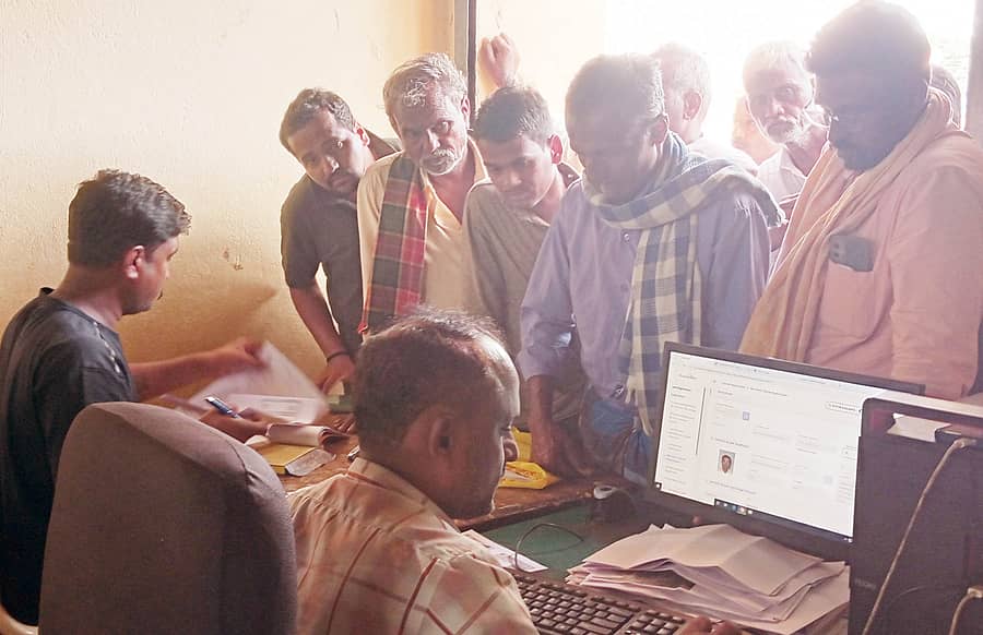 ಚಿತ್ರಾವಳಿ: ಉಪ್ಪಿನಬೆಟಗೇರಿಯ ಪ್ರಾಥಮಿಕ ಕೃಷಿ ಪತ್ತಿನ ಸಹಕಾರ ಸಂಘದಲ್ಲಿ ಸರ್ಕಾರ ಬೆಂಬಲ ಬೆಲೆ ಯೋಜನೆಯಡಿ ಸ್ಥಾಪಿಸಲಾದ ಖರೀದಿ ಕೇಂದ್ರದಲ್ಲಿ ರೈತರು ಬೆರಳಚ್ಚು ಹಚ್ಚಿ ನೊಂದನಿ ಮಾಡಿಸಿದರು.    