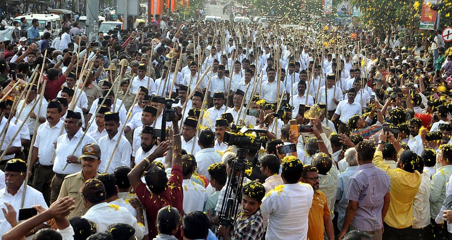 ವಿಜಯಪುರ ನಗರದಲ್ಲಿ ಶನಿವಾರ ಆರ್‌ಎಸ್‌ಎಸ್‌ ಗಣವೇಷಧಾರಿಗಳಿಂದ ಆಕರ್ಷಕ ಪಥ ಸಂಚಲನ ನಡೆಯಿತು –ಪ್ರಜಾವಾಣಿ ಚಿತ್ರ