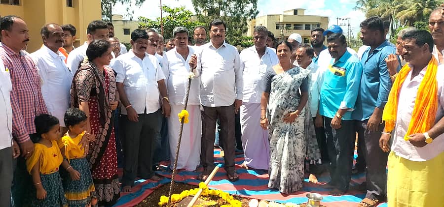 ಮಳವಳ್ಳಿ ತಾಲ್ಲೂಕಿನ ದೊಡ್ಡೇಗೌಡನಕೊಪ್ಪಲು ಗ್ರಾಮದಲ್ಲಿ ಶನಿವಾರ ಮೌಲಾನ ಅಜಾದ್ ಮಾದರಿ ಶಾಲೆಯ ನೂತನ ಕಟ್ಟಡಕ್ಕೆ ನಿರ್ಮಾಣಕ್ಕೆ ಶಾಸಕ ಪಿ.ಎಂ.ನರೇಂದ್ರಸ್ವಾಮಿ ಭೂಮಿಪೂಜೆ ನೆರವೇರಿಸಿದರು 
