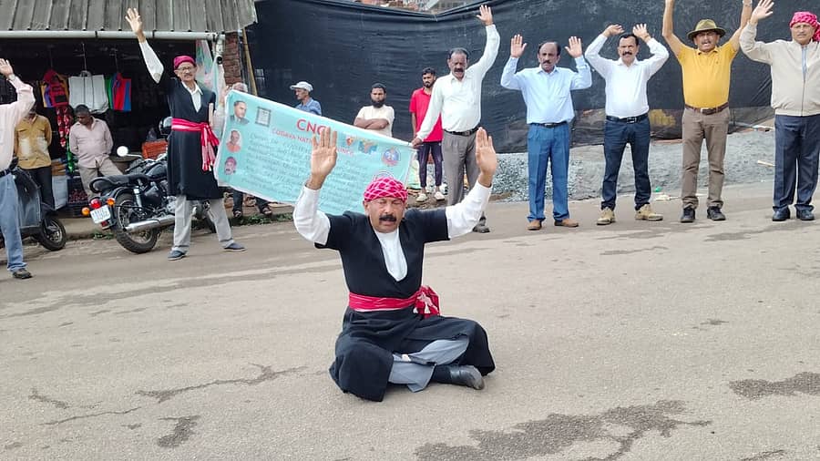 ಕೊಡವ ನ್ಯಾಷನಲ್ ಕೌನ್ಸಿಲ್ ಅಧ್ಯಕ್ಷ ಎನ್.ಯು.ನಾಚಪ್ಪ ಅವರು ಶನಿವಾರ ಚೆಟ್ಟಳ್ಳಿಯಲ್ಲಿ ಮಾನವ ಸರಪಳಿ ರಚಿಸಿ ರಸ್ತೆಯಲ್ಲಿ ಕುಳಿತು ವಿವಿಧ ಬೇಡಿಕೆಗಳ ಈಡೇರಿಕೆಗೆ ಒತ್ತಾಯಿಸಿದರು