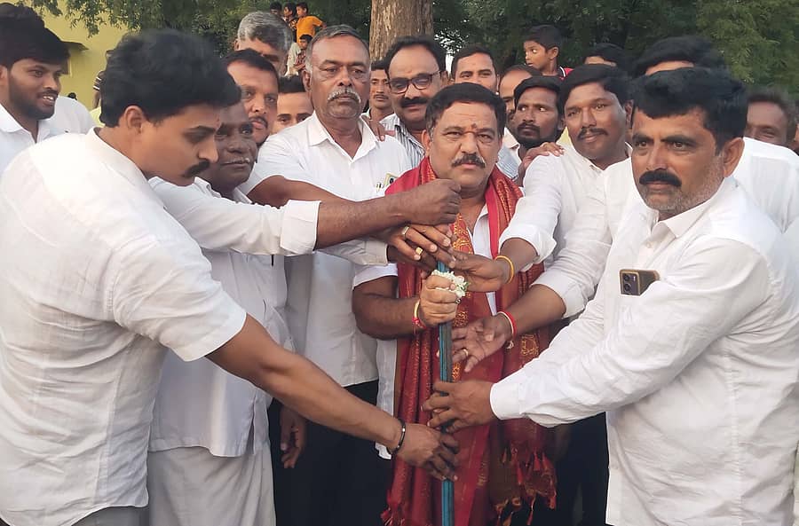 ಬಾಗೇಪಲ್ಲಿ ತಾಲ್ಲೂಕಿನ ಪೂಲವಾರಿಪಲ್ಲಿ ಗ್ರಾಮದಲ್ಲಿ ರಸ್ತೆ ಕಾಮಗಾರಿಗೆ ಶಾಸಕ ಎಸ್.ಎನ್.ಸುಬ್ಬಾರೆಡ್ಡಿ ಭೂಮಿಪೂಜೆ ಮಾಡಿದರು