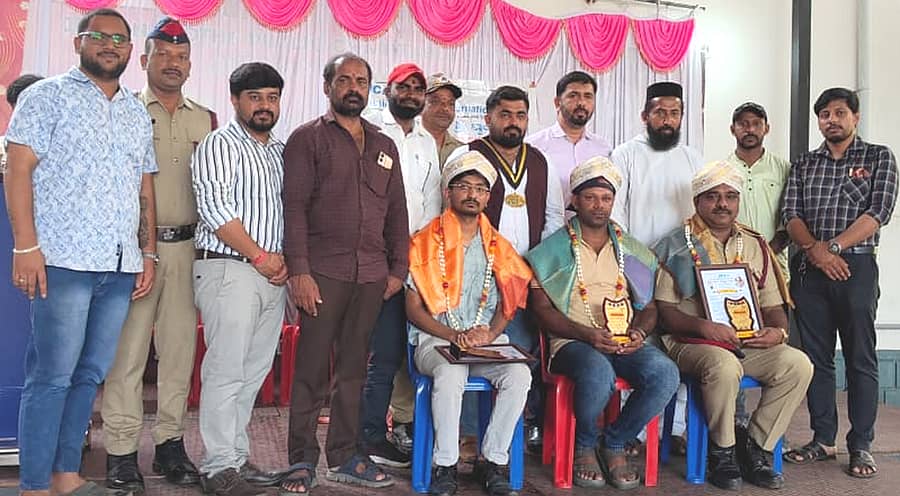ನರಸಿಂಹರಾಜಪುರದ ಜೀವನ್ ಜ್ಯೋತಿ ಇಂಗ್ಲಿಷ್ ಮಾಧ್ಯಮ ಪ್ರೌಢಶಾಲೆಯಲ್ಲಿ ಶುಕ್ರವಾರ ನಡೆದ ಪ್ರಥಮ ಚಿಕಿತ್ಸೆ ಅರಿವು ಹಾಗೂ ಅಗ್ನಿ ಅವಘಡ ನಿಯಂತ್ರಣ ಕಾರ್ಯಕ್ರಮದಲ್ಲಿ ಡಾ. ವಿ.ವಿನಯ್, ಎಂ.ಕೆ. ರಾಘವೇಂದ್ರ, ಕೆ.ಟಿ.ಎಲ್ದೊ ಅವರನ್ನು ಸನ್ಮಾನಿಸಲಾಯಿತು
