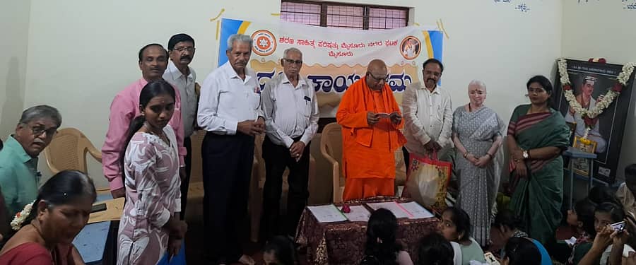 ಮೈಸೂರಿನ ಅಕ್ಕಮಹಾದೇವಿ ವಿದ್ಯಾರ್ಥಿ ನಿಲಯದಲ್ಲಿ ಶನಿವಾರ ನಡೆದ ದತ್ತಿ ಕಾರ್ಯಕ್ರಮದಲ್ಲಿ ಬರಡನಪುರ ಮಠದ ಪರಶಿವಮೂರ್ತಿ ಸ್ವಾಮೀಜಿ ಮಾತನಾಡಿದರು