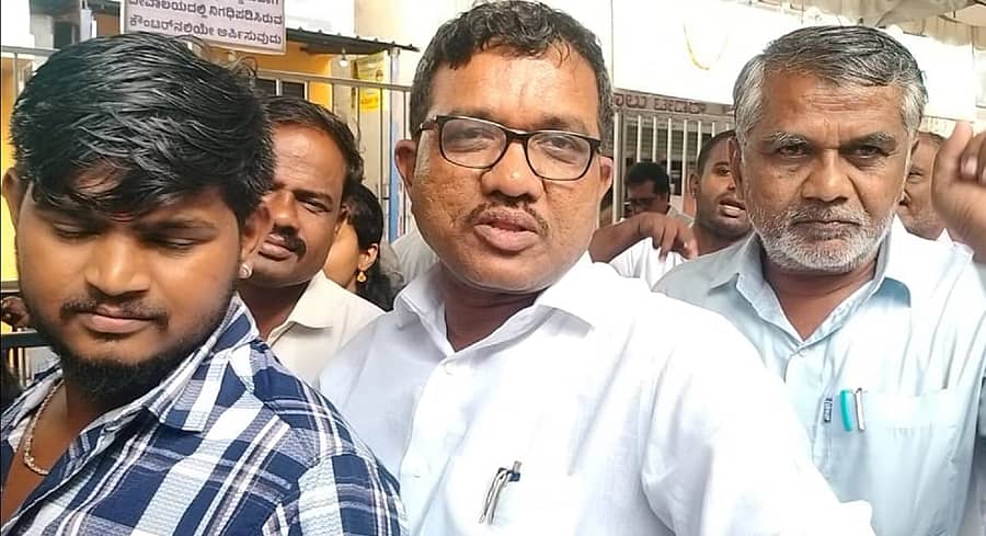 ವಿಜಯಪುರದ ಅನ್ವರ್ ಹುಸೇನ್‌ (ಕನ್ನಡಕ ಧರಿಸಿರುವವರು) ಸ್ನೇಹಿತರೊಂದಿಗೆ ಶನಿವಾರ ಹಾಸನಾಂಬ ದೇವಿಯ ದರ್ಶನ ಪಡೆದರು
