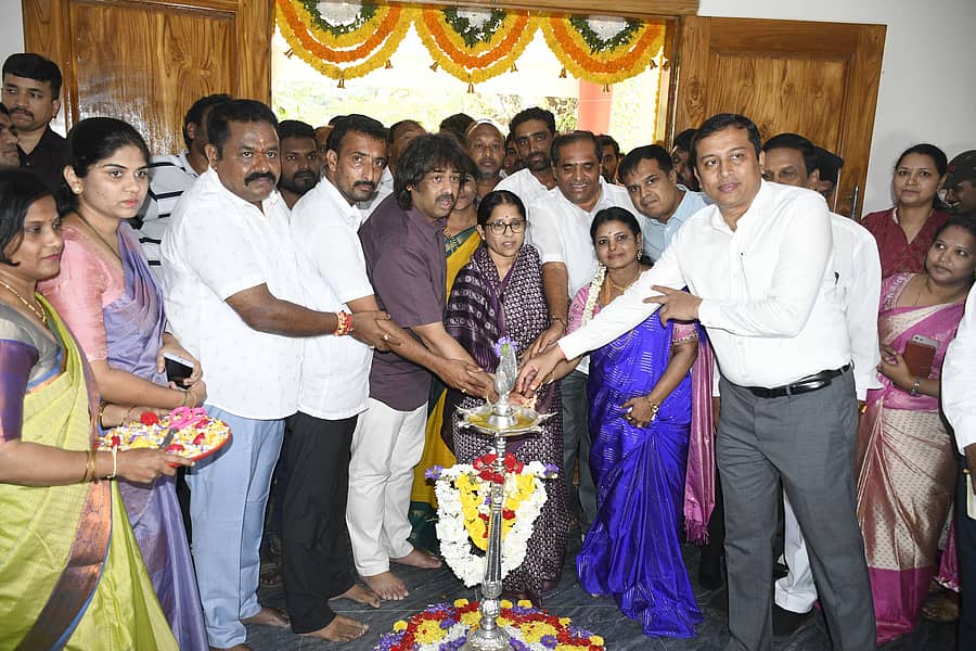 <div class="paragraphs"><p>ಶಿವಮೊಗ್ಗ ತಾಲ್ಲೂಕು ಪಂಚಾಯ್ತಿ ನೂತನ ಕಚೇರಿಯ ಕಟ್ಟಡವನ್ನು ಶನಿವಾರ ಜಿಲ್ಲಾ ಉಸ್ತುವಾರಿ ಸಚಿವ ಮಧು ಎಸ್.ಬಂಗಾರಪ್ಪ ಉದ್ಘಾಟಿಸಿದರು</p></div>