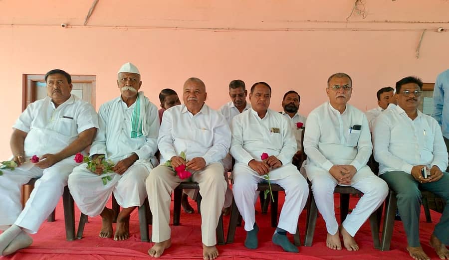 ಕೃಷ್ಣಾ ಸಹಕಾರಿ ಸಕ್ಕರೆ ಕಾರ್ಖಾನೆಯ ಆಡಳಿತ ಮಂಡಳಿಯ ಚುನಾವಣೆಯ ಪೂರ್ವಭಾವಿ ಸಭೆಯಲ್ಲಿ ಭಾಗವಹಿಸಿದ ಮುಖಂಡರು