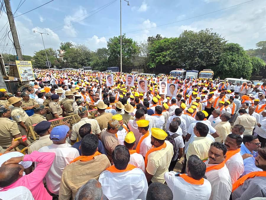 ಬೆಳಗಾವಿ ಡಿಸಿಸಿ ಬ್ಯಾಂಕ್‌ ಎದುರು ಜಾರಕಿಹೊಳಿ ಕುಟುಂಬದ ಬೆಂಬಲಿಗರು ಅಪಾರ ಸಂಖ್ಯೆಯಲ್ಲಿ ಸೇರಿದ್ದರು  ಪ್ರಜಾವಾಣಿ ಚಿತ್ರ