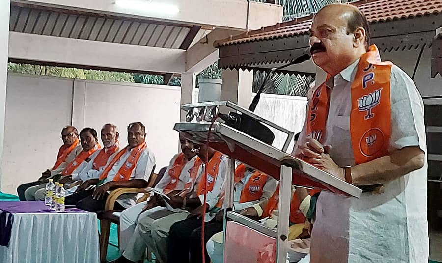 ಶಿಗ್ಗಾವಿ ಪಟ್ಟಣದಲ್ಲಿ ಶುಕ್ರವಾರ ನಡೆದ ವಿವಿಧ ಘಟಕಗಳ ಪದಾಧಿಕಾರಿಗಳ ಪ್ರಮಾಣಪತ್ರ ವಿತರಣೆ ಕಾರ್ಯಕ್ರಮದಲ್ಲಿ ಸಂಸದ ಬಸವರಾಜ ಬೊಮ್ಮಾಯಿ ಮಾತನಾಡಿದರು 