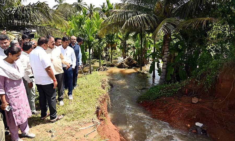 ಶ್ರೀರಂಗಪಟ್ಟಣ ತಾಲ್ಲೂಕಿನ ದರಸಗುಪ್ಪೆ ಬಳಿ ಚಿಕ್ಕದೇವರಾಯಸಾಗರ (ಸಿಡಿಎಸ್‌) ನಾಲೆ ಒಡೆದಿರುವ ಸ್ಥಳಕ್ಕೆ ಜಿಲ್ಲಾ ಉಸ್ತುವಾರಿ ಸಚಿವ ಎನ್‌. ಚಲುವರಾಯಸ್ವಾಮಿ, ಶಾಸಕರಾದ ರಮೇಶ ಬಂಡಿಸಿದ್ದೇಗೌಡ, ದರ್ಶನ್‌ ಪುಟ್ಟಣ್ಣಯ್ಯ ಶನಿವಾರ ಭೇಟಿ ನೀಡಿ ಪರಿಶೀಲನೆ ನಡೆಸಿದರು
