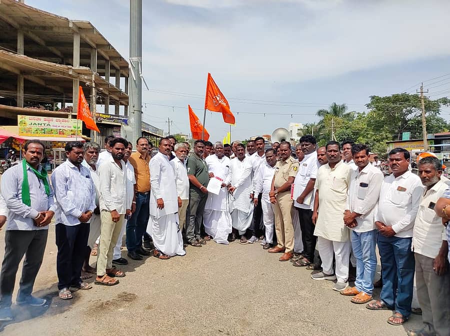 <div class="paragraphs"><p>ಚಿತ್ತಾಪುರ ತಾಲ್ಲೂಕು ಕೋಲಿ ಸಮಾಜದ ಅಧ್ಯಕ್ಷ ನಿಂಗಣ್ಣಾ ಹೆಗಲೇರಿ ಅವರ ನೇತೃತ್ವದಲ್ಲಿ ಶನಿವಾರ ಪಟ್ಟಣದ ಲಾಡ್ಜಿಂಗ್ ಕ್ರಾಸಿನಲ್ಲಿ ಪ್ರತಿಭಟನೆ ನಡೆಸಿ, ಶಹಾಬಾದ್ ತಾಲ್ಲೂಕಿನ ಮುತ್ತಗಾ ಗ್ರಾಮದಲ್ಲಿ ಚೌಡಯ್ಯ ಮೂರ್ತಿ ಭಗ್ನ ಮಾಡಿದ್ದನ್ನು ಖಂಡಿಸಿ ಮುಖ್ಯಮಂತ್ರಿಗೆ ಬರೆದ ಮನವಿ ಪತ್ರವನ್ನು ಶಿರಸ್ತೇದಾರ್ ಸುನಿಲ್ ಅವರಿಗೆ ಸಲ್ಲಿಸಿದರು.</p></div>