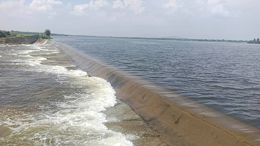 ಬೇತಮಂಗಲದ ಪಾಲಾರ್ ನದಿಯು ತುಂಬಿ ಕೋಡಿ ಹರಿಯುತ್ತಿರುವ ಸುಂದರ ದೃಶ್ಯ