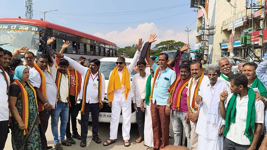 ಗ್ರೇಟರ್ ಬೆಂಗಳೂರು ಪ್ರಾಧಿಕಾರ ಹಾಗೂ ಗ್ರೇಟರ್ ಬೆಂಗಳೂರು ಸಮಗ್ರ ಉಪನಗರ ಯೋಜ ವಿರೋಧಿಸಿ ರಾಮನಗರದ ಐಜೂರು ವೃತ್ತದಲ್ಲಿ ಕನ್ನಡ ಚಳವಳಿ ಪಕ್ಷದ ನಾಯಕ ವಾಟಾಳ್ ನಾಗರಾಜ್ ನೇತೃತ್ವದಲ್ಲಿ ಪ್ರತಿಭಟನೆ ನಡೆಯಿತು