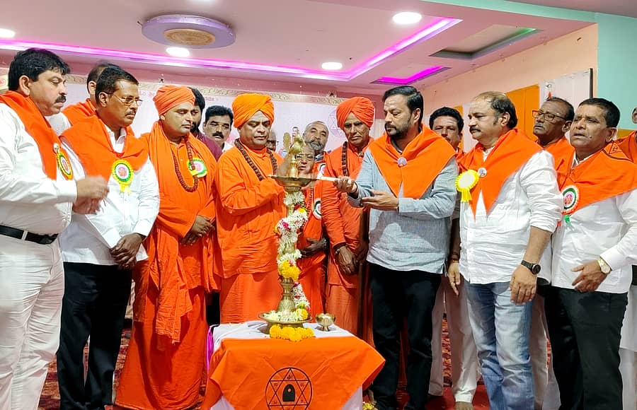 ಬಸವಕಲ್ಯಾಣದಲ್ಲಿ ಶನಿವಾರ ನಡೆದ ಸ್ವಾಭಿಮಾನಿ ಕಲ್ಯಾಣ ಪರ್ವದಲ್ಲಿ ವಿಧಾನ ಪರಿಷತ್ ಮಾಜಿ ಸದಸ್ಯ ವಿಜಯಸಿಂಗ್ ದೀಪ ಬೆಳಗಿಸಿದರು. ಬೆಂಗಳೂರಿನ ಚನ್ನಬಸವಾನಂದ ಸ್ವಾಮೀಜಿ, ರಾಷ್ಟ್ರೀಯ ಬಸವದಳದ ರಾಜ್ಯ ಘಟಕದ ಅಧ್ಯಕ್ಷ ಬಸವರಾಜ ಪಾಟೀಲ ಶಿವಪುರ ಉಪಸ್ಥಿತರಿದ್ದರು