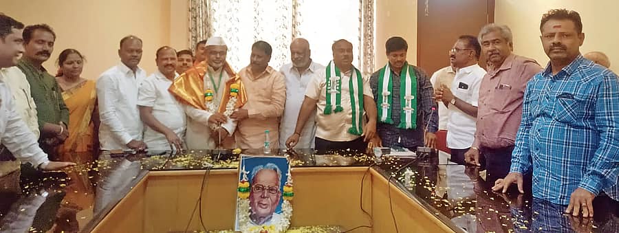 ಹುಬ್ಬಳ್ಳಿಯಲ್ಲಿ ಸೋಮವಾರ ನಡೆದ ಕಾರ್ಯಕ್ರಮದಲ್ಲಿ ಕರವೇ ಉಪಾಧ್ಯಕ್ಷ, ಕಾಂಗ್ರೆಸ್‌ ಮುಖಂಡ ಪ್ರಶಾಂತ ಯಾವಗಲ್ಲ ಅವರು ಜೆಡಿಎಸ್ ಪಕ್ಷಕ್ಕೆ ಸೇರ್ಪಡೆಯಾದರು