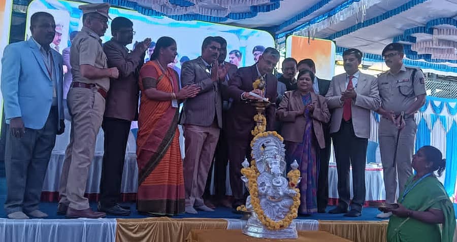<div class="paragraphs"><p>ಚನ್ನಪಟ್ಟಣದ ಸರ್ಕಾರಿ ಪ್ರಥಮ ದರ್ಜೆ ಕಾಲೇಜಿನಲ್ಲಿ&nbsp; ಶನಿವಾರ ನಡೆದ ‘ಸಾಮಾಜಿಕ ಜೀವನದ ಮೇಲೆ ಸೈಬರ್ ಅಪರಾಧಗಳ ಪರಿಣಾಮ ಮತ್ತು ಮುನ್ನೆಚ್ಚರಿಕೆ’ ವಿಷಯ ಕುರಿತ ಕಾನೂನು ಕಾರ್ಯಗಾರವನ್ನು&nbsp;ಹೈಕೋರ್ಟ್ ನ್ಯಾಯಮೂರ್ತಿ ಇ.ಎಸ್. ಇಂದ್ರೇಶ್ ಉದ್ಘಾಟಿಸಿದರು.&nbsp;</p></div>