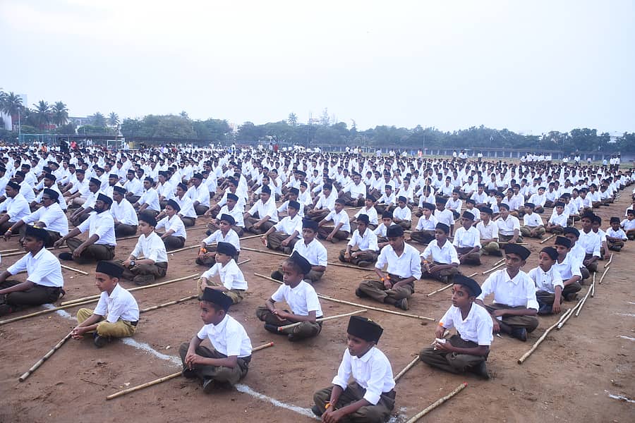 ವಿಜಯದಶಮಿ ಸಂಘಶತಾಬ್ಧಿ ಅಂಗವಾಗಿ ದಾವಣಗೆರೆಯ ಹೈಸ್ಕೂಲ್ ಮೈದಾನದಲ್ಲಿ ಶನಿವಾರ ಆಯೋಜಿಸಿದ್ದ ಬಹಿರಂಗ ಸಭೆಯಲ್ಲಿ ಸೇರಿದ್ದ ಆರ್‌ಎಸ್‌ಎಸ್ ಸ್ವಯಂಸೇವಕರು