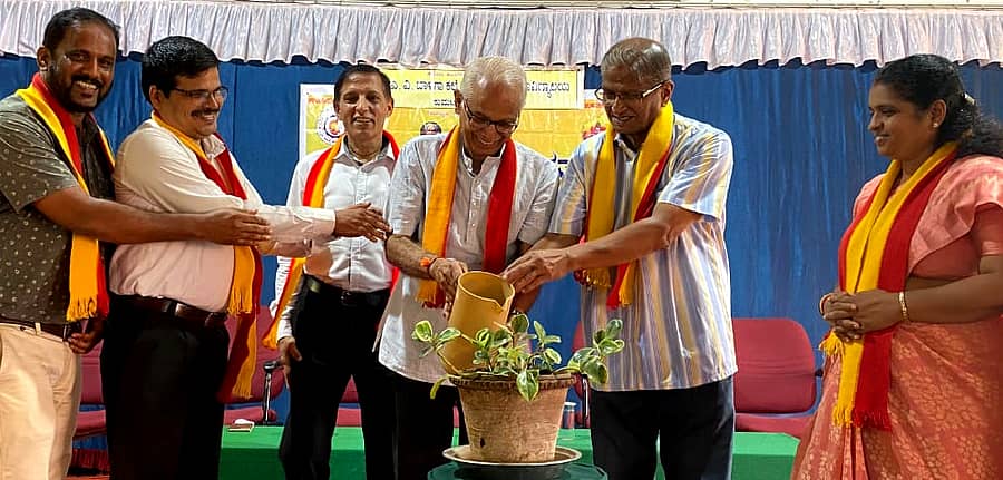 ಕುಮಟಾದ ಡಾ. ಎ.ವಿ.ಬಿ. ಕಲಾ-ವಿಜ್ಞಾನ ಮಹಾವಿದ್ಯಾಲಯದಲ್ಲಿ ನಡೆದ ಡಿ.ವಿ.ಜಿ. ಅವರ ‘ಮಂಕು ತಿಮ್ಮನ ಕಗ್ಗ’ ವಾಚನ ಕಾರ್ಯಕ್ರಮವನ್ನು ಗಣ್ಯರು ಉದ್ಘಾಟಿಸಿದರು