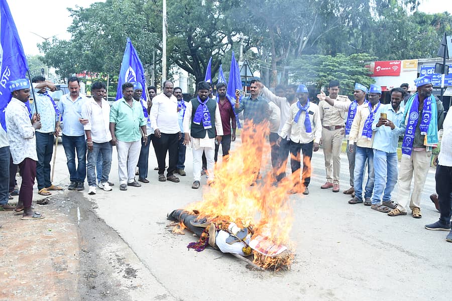 ಸುಪ್ರೀಂ ಕೋರ್ಟ್ ಮುಖ್ಯ ನ್ಯಾಯಮೂರ್ತಿ ಬಿ.ಆರ್.ಗವಾಯಿ ಅವರ ಮೇಲೆ ಶೂ ಎಸೆಯಲು ಯತ್ನಿಸಿದ್ದ ಘಟನೆ ಖಂಡಿಸಿ ಚಿಕ್ಕಬಳ್ಳಾಪುರದಲ್ಲಿ  ರಿಪಬ್ಲಿಕನ್ ಪಾರ್ಟಿ ಆಫ್ ಇಂಡಿಯಾ ಕಾರ್ಯಕರ್ತರು ವಕೀಲ ರಾಕೇಶ್ ಕಿಶೋರ್ ಪ್ರತಿಕೃತಿ ದಹಿಸಿದರು