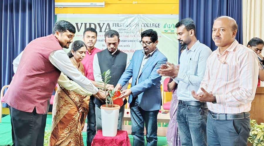 <div class="paragraphs"><p>ತುಮಕೂರಿನ&nbsp;ವಿದ್ಯಾ ಪ್ರಥಮ ದರ್ಜೆ ಕಾಲೇಜಿನಲ್ಲಿ ಶುಕ್ರವಾರ ಹಮ್ಮಿಕೊಂಡಿದ್ದ ವಿಶ್ವ ಮಾನಸಿಕ ಆರೋಗ್ಯ ದಿಚಾರಣೆಗೆ ರಾಜ್ಯ ಮಕ್ಕಳ ಹಕ್ಕುಗಳ ರಕ್ಷಣಾ ಆಯೋಗದ ಸದಸ್ಯ ಕೆ.ಟಿ.ತಿಪ್ಪೇಸ್ವಾಮಿ ಚಾಲನೆ ನೀಡಿದರು.</p></div>