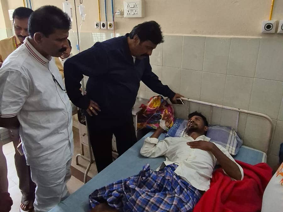 <div class="paragraphs"><p>ಚಿರತೆ ದಾಳಿಯಿಂದ ಗಾಯಗೊಂಡು ಹಾವೇರಿ ಜಿಲ್ಲಾಸ್ಪತ್ರೆಯಲ್ಲಿ ಚಿಕಿತ್ಸೆ ಪಡೆಯುತ್ತಿರುವ ಗಾಯಾಳುವನ್ನು ಬಿಜೆಪಿ ಮುಖಂಡ ಬಿ.ಸಿ. ಪಾಟೀಲ ಭೇಟಿ ಮಾಡಿ ಆರೋಗ್ಯ ವಿಚಾರಿಸಿದರು</p></div>