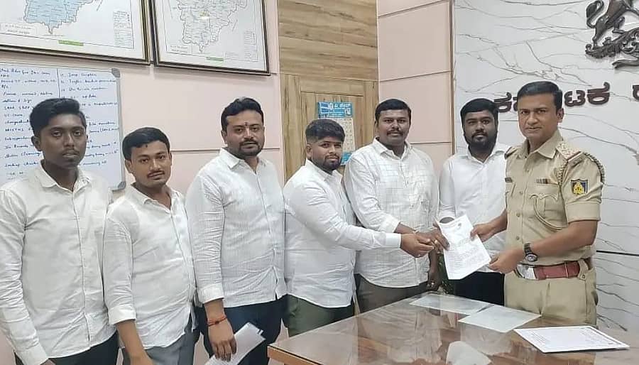 ದೊಡ್ಡಬಳ್ಳಾಪುರ ಗ್ರಾಮಾಂತರ ಪೊಲೀಸ್‌ ಠಾಣೆಗೆ ಶನಿವಾರ ಕಾಂಗ್ರೆಸ್ ಕಾನೂನು ಘಟಕದಿಂದ ಬಿಜೆಪಿ ಮುಖಂಡ, ಮಾಜಿ ಐಪಿಎಸ್ ಅಧಿಕಾರಿ ಭಾಸ್ಕರ್ ರಾವ್ ವಿರುದ್ಧ ದೂರು ಸಲ್ಲಿಸಲಾಯಿತು