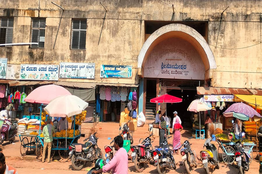ಸುಣ್ಣಬಣ್ಣ ಕಾಣದ ಲಕ್ಷ್ಮೇಶ್ವರದ ಭಾನು ಮಾರ್ಕೆಟ್ ವಾಣಿಜ್ಯ ಸಂಕೀರ್ಣದ ಕಟ್ಟಡ