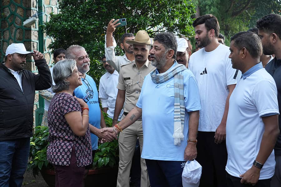 ಲಾಲ್‌ಬಾಗ್ ಉದ್ಯಾನದಲ್ಲಿ ಡಿ. ಕೆ. ಶಿವಕುಮಾರ್ ಅವರು ಶನಿವಾರ ಬೆಳಿಗ್ಗೆ ಜನರೊಂದಿಗೆ ಸಂವಾದ ನಡೆಸಿದರು