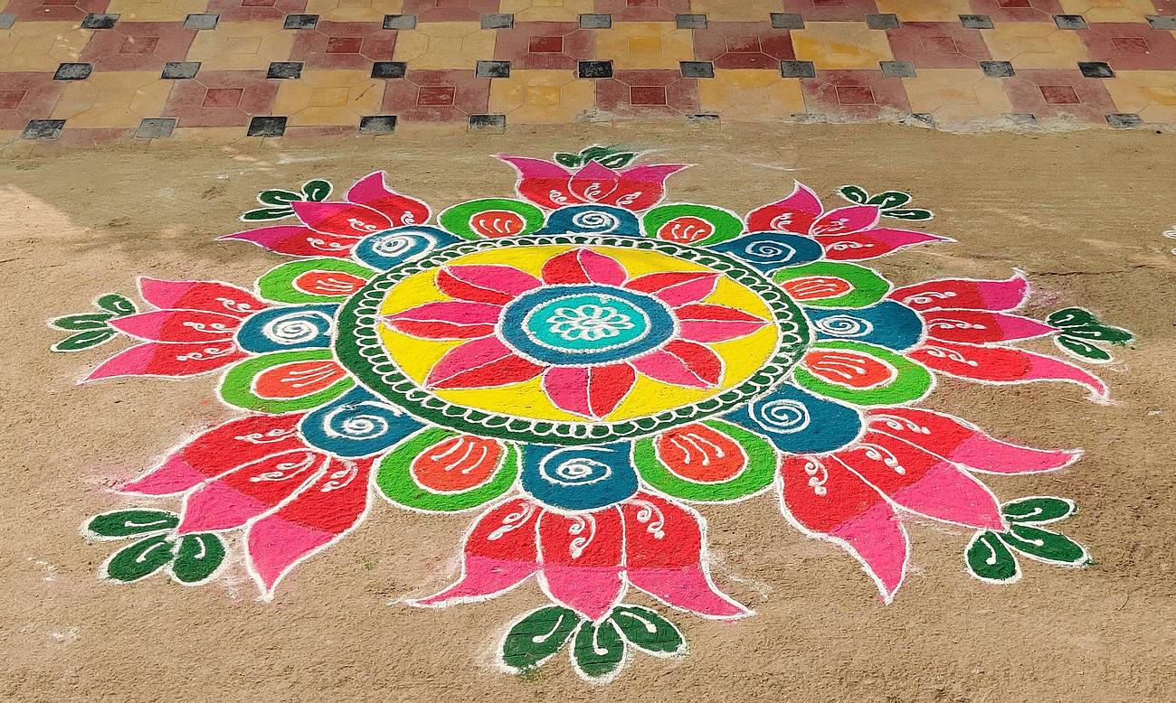 Natural Rangoli Ideas: ಪುಡಿ ಬಳಸದೆ ಮನೆಯಲ್ಲೇ ಸಿಗುವ ವಸ್ತುಗಳಿಂದ ...