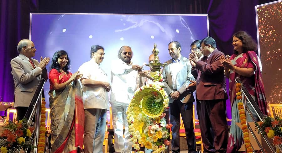 ನಗರದಲ್ಲಿ ಶನಿವಾರ ನಡೆದ ಕಾರ್ಯಕ್ರಮದಲ್ಲಿ ಚಂದನವಾಹಿನಿಯಲ್ಲಿ ಪ್ರಸಾರವಾಗುವ ʼಥಟ್ ಅಂತ ಹೇಳಿʼ ರಸಪ್ರಶ್ನೆ ಕಾರ್ಯಕ್ರಮದ 5 ಸಾವಿರ ಸಂಚಿಕೆಗೆ ಸಚಿವ ಈಶ್ವರ್ ಖಂಡ್ರೆ  ಚಾಲನೆ ನೀಡಿದರು.  ಪ್ರೊ.ಹಂಪ ನಾಗರಾಜಯ್ಯ,  ವೊಡೇ.ಪಿ.ಕೃಷ್ಣ, ಡಾ.ಎಸ್‌.ವಿ.ಸುರೇಶ, ಡಾ.ನಾ.ಸೋಮೇಶ್ವರ್ ಇದ್ದರು.
