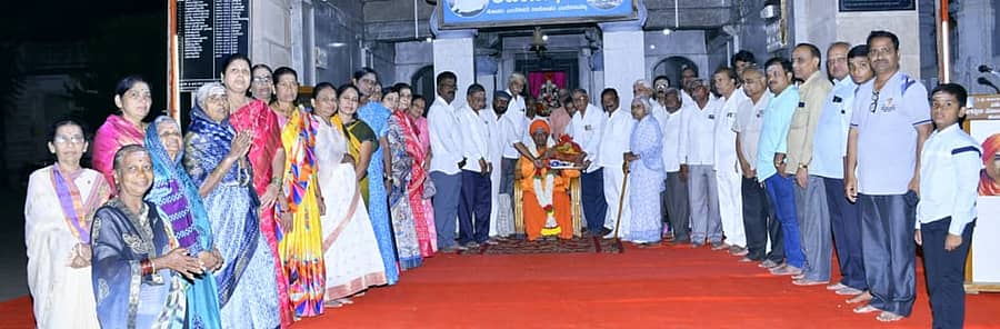 ಬಸವ ಸಂಸ್ಕೃತಿ ಅಭಿಯಾನದ ಯಶಸ್ಸಿಗೆ ಕಾರಣರಾದ ತೋಂಟದ ಸಿದ್ದರಾಮ ಸ್ವಾಮೀಜಿಯನ್ನು ಗದಗ ಜಿಲ್ಲೆಯ ಲಿಂಗಾಯತ ಮಹಾಸಭಾ ಹಾಗೂ ವಿವಿಧ ಸಂಘಟನೆಗಳ ಪದಾಧಿಕಾರಿಗಳು ಸನ್ಮಾನಿಸಿದರು.
