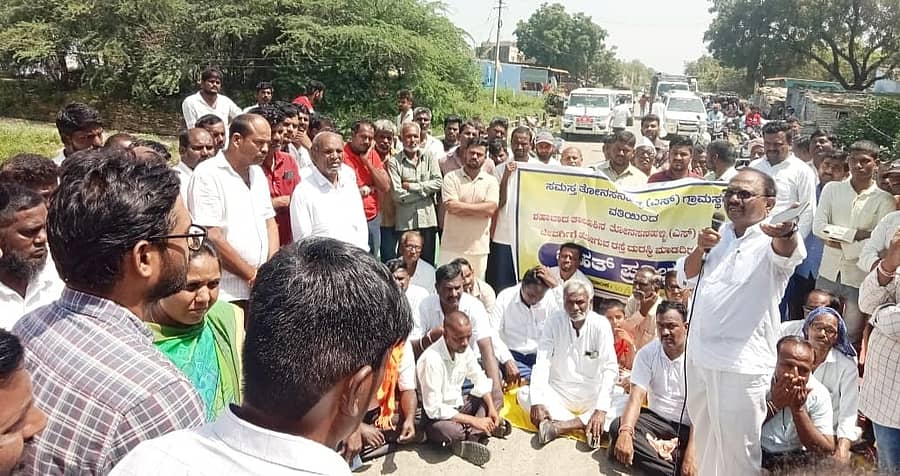 ಶಹಾಬಾದ್ ತಾಲ್ಲೂಕಿನ ತೊನಸನಹಳ್ಳಿ ಎಸ್ ಗ್ರಾಮಸ್ಥರು ರಾಜ್ಯ ಹೆದ್ದಾರಿ ತಡೆದು ಕೂಡಲೆ ರಸ್ತೆ ದುರಸ್ತಿಗೊಳಿಸಬೇಕೆಂದು ಹಮ್ಮಿಕೊಂಡ ಪ್ರತಿಭಟನೆಯನ್ನು ಉದ್ದೇಶಿಸಿ ಮರಿಯಪ್ಪ ಹಳ್ಳಿ ಮಾತನಾಡಿದರು