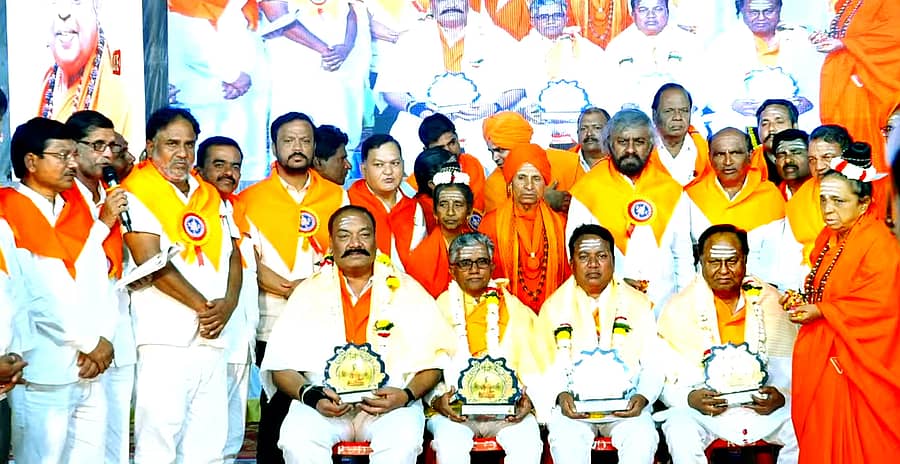 ಬಸವಕಲ್ಯಾಣದಲ್ಲಿ ಶನಿವಾರ ನಡೆದ ಕಲ್ಯಾಣ ಪರ್ವದಲ್ಲಿ ಸ್ವಾಗತ ಸಮಿತಿ ಗೌರವಾಧ್ಯಕ್ಷ ಬಸವರಾಜ ಬುಳ್ಳಾ, ಅಧ್ಯಕ್ಷ ಕಂಟೆಪ್ಪ ಗಂದಿಗುಡಿ, ಪ್ರಧಾನ ಕಾರ್ಯದರ್ಶಿ ಶಿವರಾಜ ನರಶೆಟ್ಟಿ, ಸೋಮನಾಥ ಪಾಟೀಲ ಗಾದಗಿ ಅವರನ್ನು ಸನ್ಮಾನಿಸಲಾಯಿತು. ಸಚಿವ ಈಶ್ವರ ಖಂಡ್ರೆ, ಮಾತೆ ಗಂಗಾದೇವಿ ಇದ್ದರು