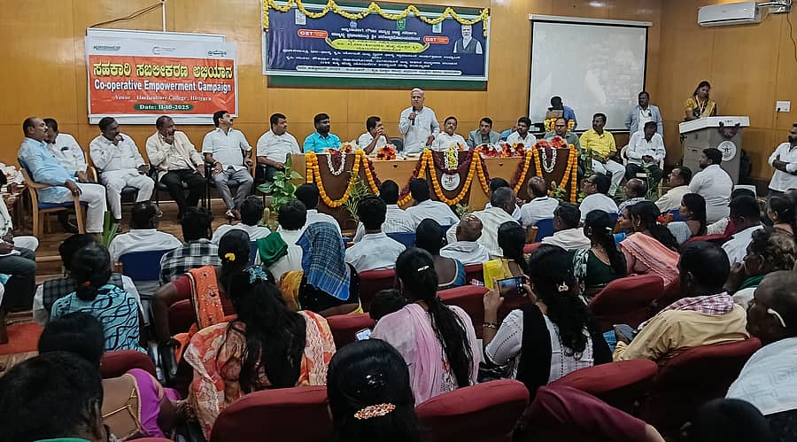 ಹಿರಿಯೂರು ತಾಲ್ಲೂಕಿನ ಬಬ್ಬೂರು ಫಾರಂ ಸಮೀಪ ಇರುವ ತೋಟಗಾರಿಕೆ ಮಹಾವಿದ್ಯಾಲಯದ ಸಭಾಂಗಣದಲ್ಲಿ ಶನಿವಾರ ನಡೆದ ಪ್ರಧಾನ ಮಂತ್ರಿ ಧನ–ಧಾನ್ಯ ಕೃಷಿ ಯೋಜನೆಗೆ ಸಂಸದ ಗೋವಿಂದ ಕಾರಜೋಳ ಚಾಲನೆ ನೀಡಿ ಮಾತನಾಡಿದರು 