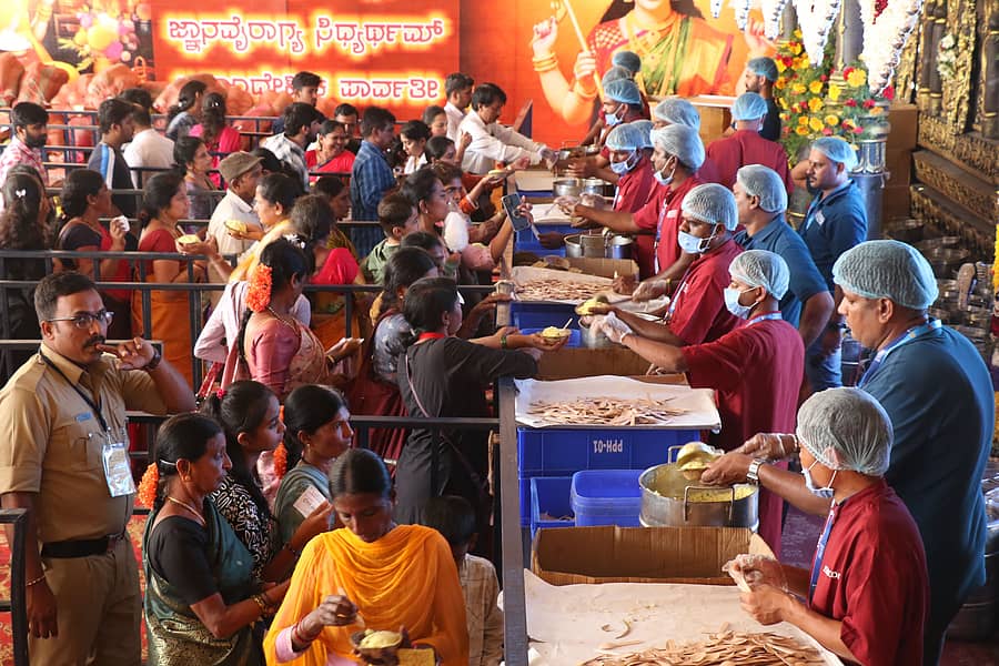 ಹಾಸನಾಂಬ ದೇಗುಲದಲ್ಲಿ ಭಕ್ತರಿಗೆ ಪ್ರಸಾದ ವಿತರಣೆ ಮಾಡಲಾಯಿತು
