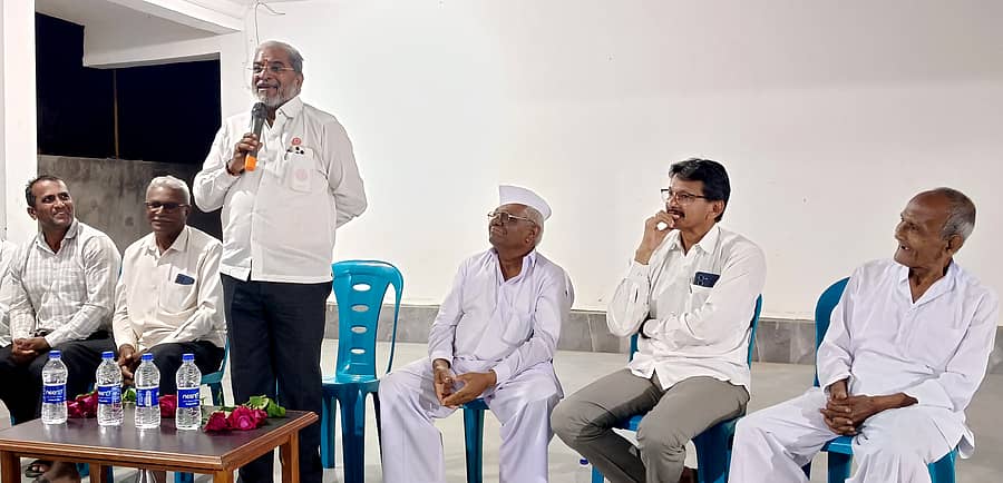 ಕಾಗವಾಡ ತಾಲ್ಲೂಕಿನ ಶಿರಗುಪ್ಪಿಯಲ್ಲಿ ನಡೆದ ಕಬ್ಬು ಬೆಳೆಗಾರ ರೈತರ ಸಭೆಯಲ್ಲಿ ಮಾಜಿ ಸಂಸದ ರಾಜು ಶೆಟ್ಟಿ ಮಾತನಾಡಿದರು.