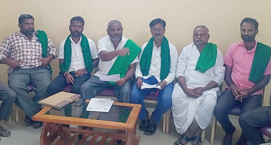 ವಿವಿಧ ವಿಷಯಗಳ ಕುರಿತು ರೈತ ಮುಖಂಡರು ಮುಂಡರಗಿಯಲ್ಲಿ ಹಮ್ಮಿಕೊಂಡಿದ್ದ ಕಬ್ಬು ಬೆಳೆಗಾರರ ಸಭೆಯಲ್ಲಿ ಕಬ್ಬು ಬೆಳೆಗಾರರ ಸಂಘದ ಕಾರ್ಯದರ್ಶಿ ವೀರನಗೌಡ ಪಾಟೀಲ ಮಾತನಾಡಿದರು