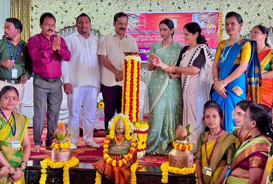 ಬೆಳಗಾವಿ ತಾಲ್ಲೂಕಿನ ಕಂಗ್ರಾಳಿ ಕೆ.ಎಚ್. ಗ್ರಾಮದಲ್ಲಿ ಆಯೋಜಿಸಿದ್ದ ಮಹಿಳಾ ಸಾಧನಾ ಸಮಾವೇಶ ಹಾಗೂ ಮಹಿಳಾ ವಿಚಾರಗೋಷ್ಠಿ ಕಾರ್ಯಕ್ರಮವನ್ನು ಸಚಿವೆ ಲಕ್ಷ್ಮೀ ಹೆಬ್ಬಾಳಕರ ಶನಿವಾರ ಉದ್ಘಾಟಿಸಿದರು
