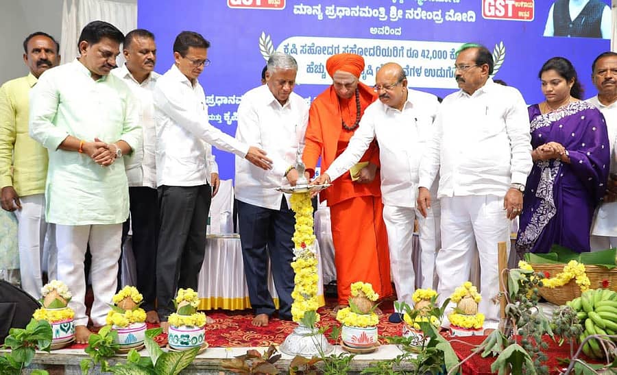 ತಿಪಟೂರು ಗುರುಕುಲಾನಂದಶ್ರಮದಲ್ಲಿ ಧನ ಧಾನ್ಯ ಕೃಷಿ ಯೋಜನೆ ಹಾಗೂ ದ್ವಿದಳ ಧಾನ್ಯಗಳ ಯೋಜನೆಗೆ ಕೇಂದ್ರ ಸಚಿವ ವಿ.ಸೋಮಣ್ಣ ಚಾಲನೆ ನೀಡಿದರು