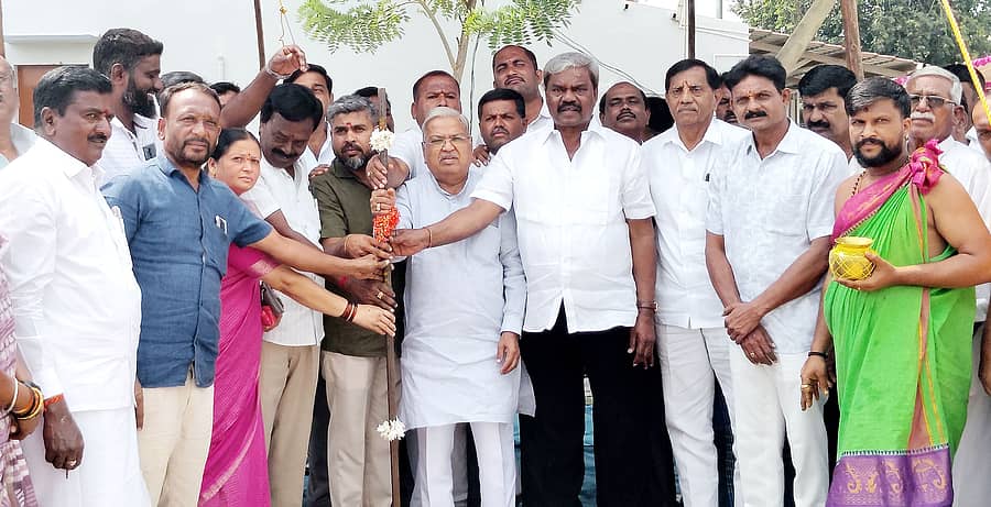 ಹೊಳಲ್ಕೆರೆಯಲ್ಲಿ ಶನಿವಾರ ಸಂಸದ ಗೋವಿಂದ ಕಾರಜೋಳ ಅಮೃತ್ ಯೋಜನೆಯ 21 ಕೋಟಿ ವೆಚ್ಚದ ಕುಡಿಯುವ ನೀರು ಸರಬರಾಜು ಯೋಜನೆಗೆ ಚಾಲನೆ ನೀಡಿದರು. ಶಾಸಕ ಎಂ.ಚಂದ್ರಪ್ಪ ಇದ್ದರು.