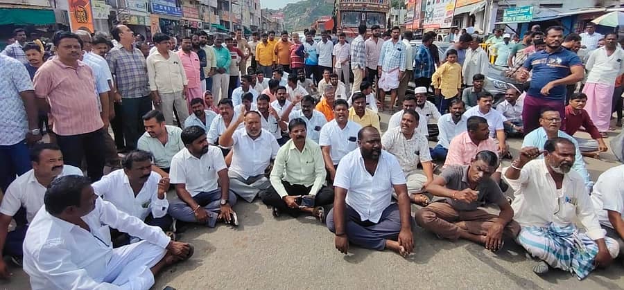 ಮಸ್ಕಿಯ ಹಳೆಯ ನಿಲ್ದಾಣದಲ್ಲಿ ಬಸ್ ನಿಲುಗಡೆ ಮುಂದುವರಿಸುವಂತೆ ಆಗ್ರಹಿಸಿ ಶನಿವಾರ ವ್ಯಾಪಾರಿಗಳು ಹಾಗೂ ಸ್ಥಳೀಯರು ಹೆದ್ದಾರಿಯಲ್ಲಿ ಪ್ರತಿಭಟನೆ ನಡೆಸಿದರು