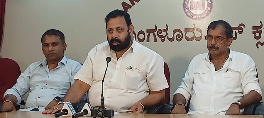 ಸುದ್ದಿಗೋಷ್ಠಿಯಲ್ಲಿ ಐಕಳಬಾವ ದೇವಿಪ್ರಸಾದ್ ಶೆಟ್ಟಿ ಮಾತನಾಡಿದರು. ಲೋಕೇಶ್‌ ಶೆಟ್ಟಿ ಮುಚ್ಚೂರು ಹಾಗೂ ವಿಜಯ್ ಕುಮಾರ್ ಕಂಗಿನಮನೆ ಭಾಗವಹಿಸಿದ್ದರು 
