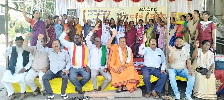 ವಿಜಯಪುರದಲ್ಲಿ ಸರ್ಕಾರಿ ವೈದ್ಯಕೀಯ ಕಾಲೇಜು ಸ್ಥಾಪನೆಗೆ ಆಗ್ರಹಿಸಿ ನಡೆಯುತ್ತಿರುವ ಅನಿರ್ದಿಷ್ಟಾವಧಿ ಹೋರಾಟದಲ್ಲಿ ವಿವಿಧ ಸಂಘಟನೆಗಳ ಮುಖಂಡರು ಭಾಗವಹಿಸಿ ಬೆಂಬಲ ವ್ಯಕ್ತಪಡಿಸಿದರು