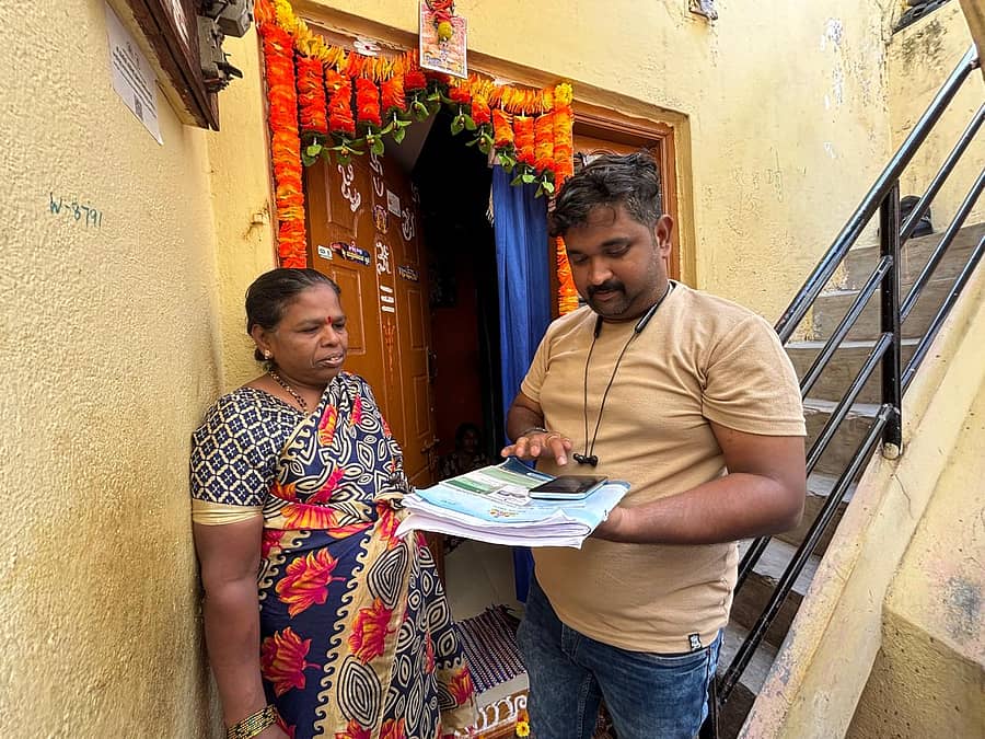 <div class="paragraphs"><p>ನಗರದ ಶ್ರೀರಾಮಪುರ ವ್ಯಾಪ್ತಿಯ ನಿವಾಸಿಯೊಬ್ಬರು ಸಮೀಕ್ಷಕರಿಗೆ ಮಾಹಿತಿ ನೀಡಿದರು </p></div>