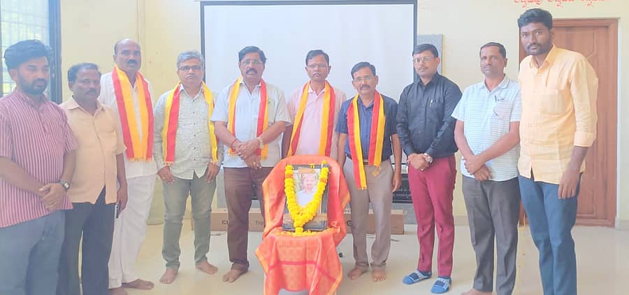ಶಹಾಪುರ ನಗರದ ಕಸಪ ಭವನದಲ್ಲಿ ಭಾನುವಾರ ಸಾಹಿತಿ ಮೊಗಳ್ಳಿ ಗಣೇಶ ಅವರಿಗೆ ನುಡಿ ನಮನ ಸಲ್ಲಿಸಲಾಯಿತು