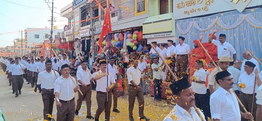 ನರಗುಂದದಲ್ಲಿ ರಾಷ್ಟ್ರೀಯ ಸ್ವಯಂಸೇವಕ ಸಂಘದ ಸಂಘ ಶತಾಬ್ಧಿ ಹಾಗೂ ವಿಜಯದಶಮಿ ಅಂಗವಾಗಿ ಗಣವೇಷಧಾರಿ ಸ್ವಯಂಸೇವಕರ ಪಥಸಂಚಲನ ನಡೆಯಿತು