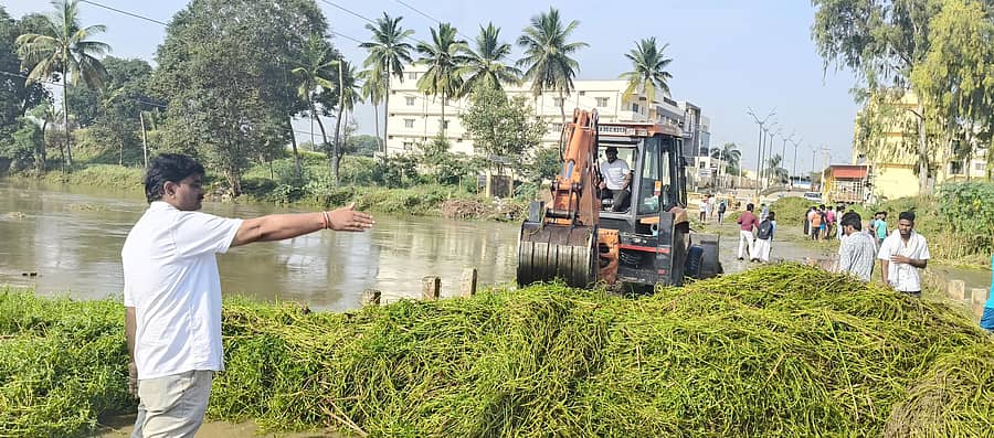 ಹಗರಿಬೊಮ್ಮನಹಳ್ಳಿಯ ಬೈಪಾಸ್ ರಸ್ತೆಯ ಸೇತುವೆಯಲ್ಲಿನ ಹುಲ್ಲು, ಕಸ–ಕಡ್ಡಿಯನ್ನು ಯಂತ್ರದ ಮೂಲಕ ತೆರವುಗೊಳಿಸಲಾಯಿತು